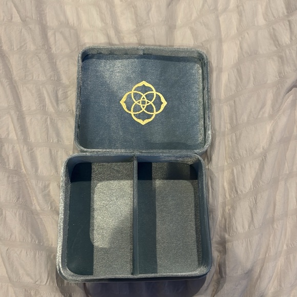 Kendra Scott Velvet Jewelry Box - Picture 3 of 3